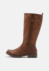 Bottes marron montantes jusqu'au genou en cuir synthétique texturé, avec une fermeture éclair latérale et une semelle en caoutchouc crantée. Design à bout arrondi et lisse.