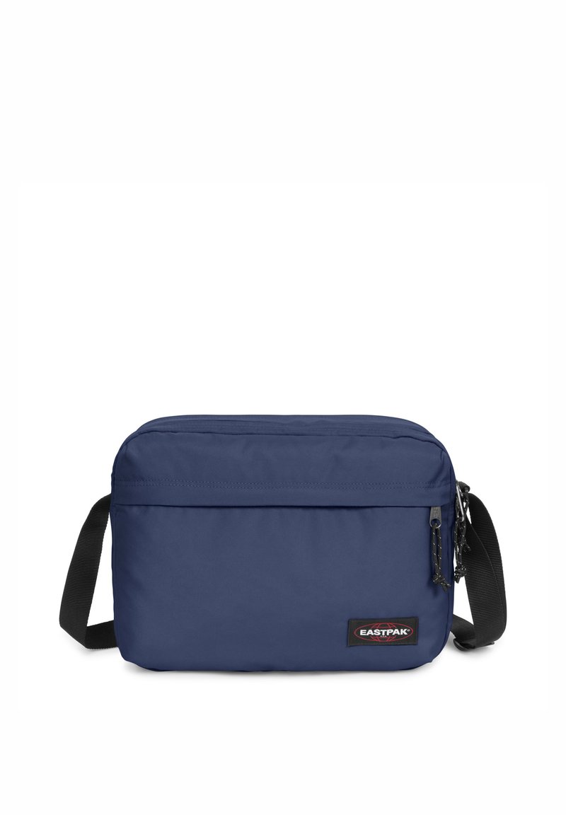 Borsa a spalla rettangolare di colore blu navy con tracolla nera regolabile, scomparti principali e frontali con zip, e patch con logo Eastpak.