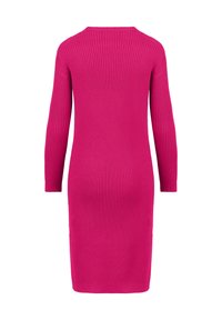 Abito in maglia a coste di un luminoso rosa intenso, con maniche lunghe, scollatura rotonda e una silhouette aderente, che raggiunge la lunghezza a metà polpaccio.