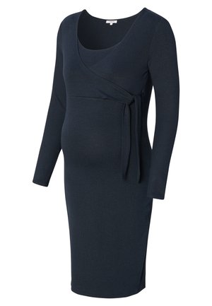 Zwangerschapsjurk van donkerblauw stof, met lange mouwen, een wikkelontwerp en een zijstrikdetail. Soepele textuur en strak aansluitende silhouet.