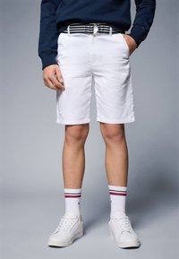 Tommy Hilfiger - BELTED  - Shorts - white Imagen en miniatura 1