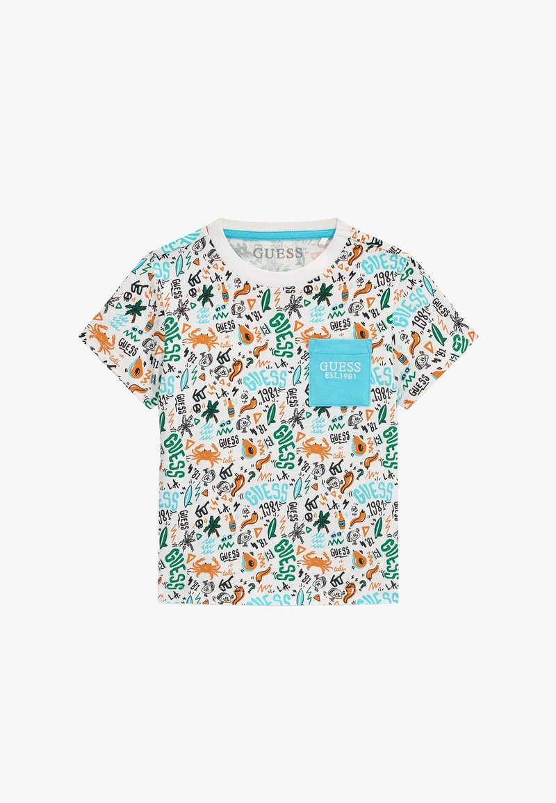 Λευκό κοντομάνικο T-shirt με πολύχρωμα ζωγραφισμένα μοτίβα τροπικών και θαλάσσιων θεμάτων και μπλε τσέπη στο στήθος με το κείμενο "GUESS EST. 1981".