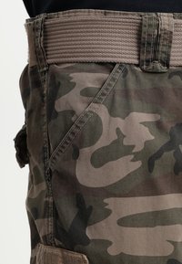 Camouflage cargoshorts in bruin en groen tinten, voorzien van een gestructureerde, brede elastische tailleband en meerdere zakken aan de zijkanten.