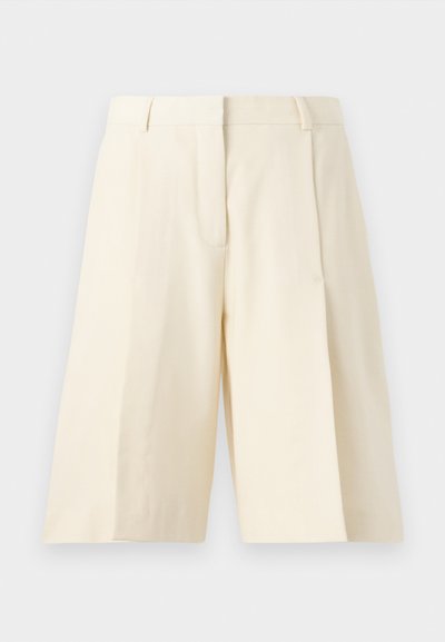 Beige vida shorts med skräddarsytt design, med veck, dragkedja och bälteshällor. Slät tyg med en ren finish.