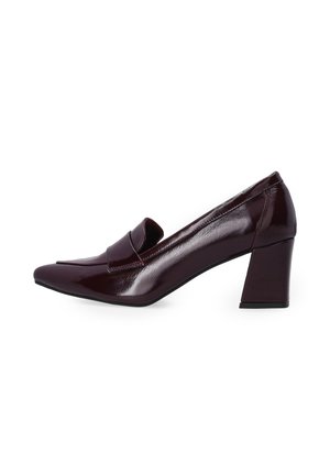 Bordeauxfarbene Lackleder-Blockabsatzschuhe mit spitz zulaufender Zehenpartie und einem dekorativen, gefalteten Riemen über dem Obermaterial.