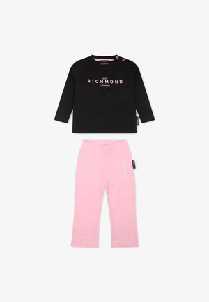 Maglietta nera a maniche lunghe con scritte rosa "JOHN RICHMOND LONDON", abbinata a leggings rosa con stampa del logo. Materiale in cotone morbido.