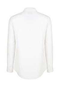 Biała bluzka z długim rękawem, standardowym kołnierzykiem, gładką teksturą, zaokrąglonym dołem i mankietami zapinanymi na guziki widocznymi z tyłu.