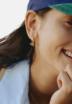 EDBLAD, NOVEL KNOT HOOPS LARGE - Pendientes - gold-coloured