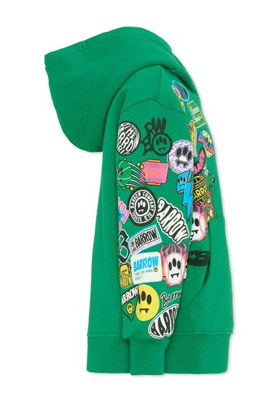 Manche de sweat à capuche verte couverte de patchs graphiques colorés et variés, avec le nom de la marque "Barrow" et des visages et symboles de style cartoon.