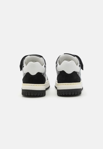Svarta och vita sneakers med mocka och mesh-material, med en vadderad krage, kontrasterande vit mellansula och gummisula med spår.