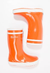 Pomarańczowe gumowe kalosze z białymi paskami i logo. Wysoki połysk, okrągły nosek i teksturowana podeszwa zapewniająca przyczepność.