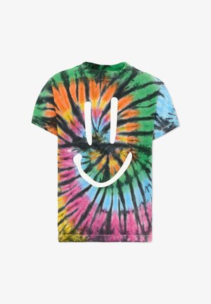 Koszulka tie-dye z spiralnym wzorem w zielonym, pomarańczowym, różowym, niebieskim i żółtym kolorze, z dużą białą uśmiechniętą buźką na środku przodu.