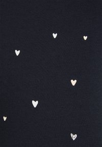 Tecido azul-marinho com pequenos corações espalhados em brancos e dourados. Textura suave com ligeira elasticidade.