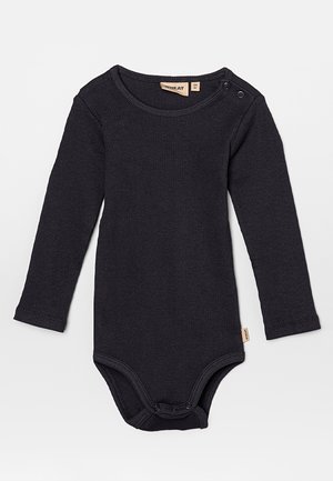 Body de bebé negro de manga larga con broches a presión en el hombro y la entrepierna, tela acanalada y etiquetas de la marca en el cuello y el lateral.