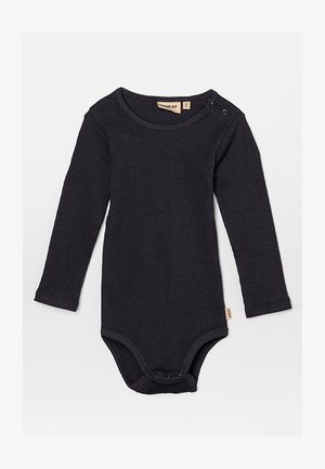 Schwarzer Baby-Body mit langen Ärmeln, Druckknöpfen an Schulter und Schritt, Rippstrickstoff und Markenetiketten am Kragen und an der Seite.