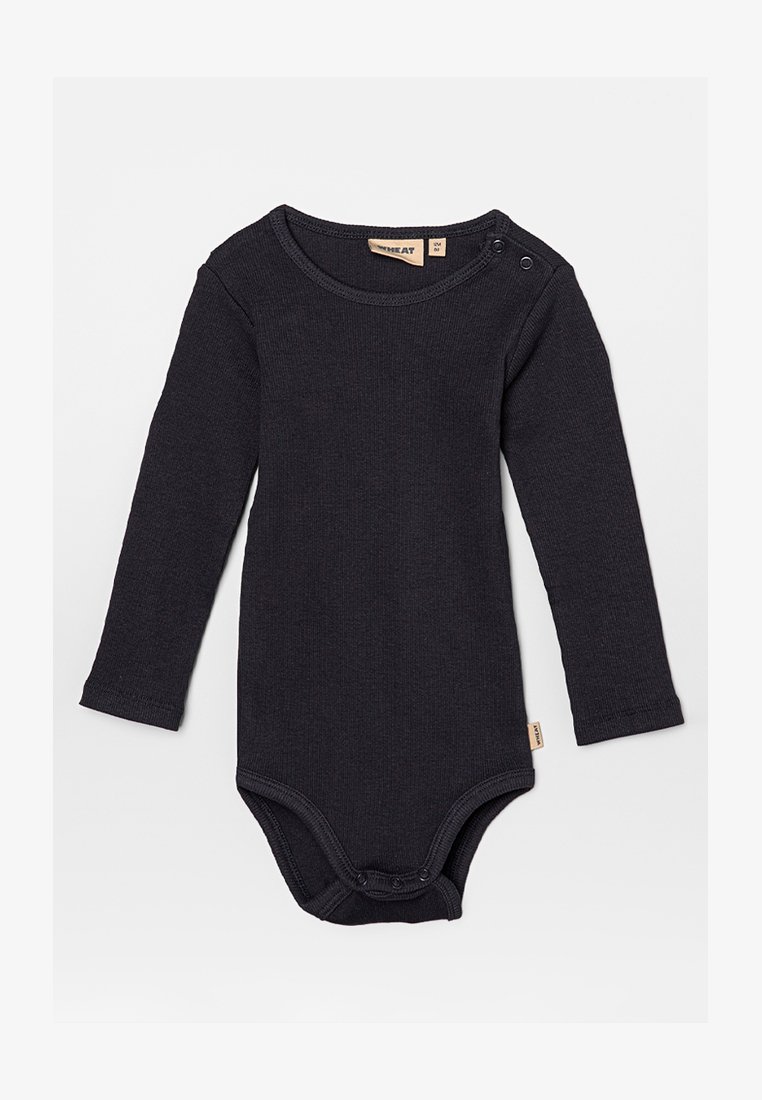 Body bébé noir à manches longues avec fermetures à pression aux épaules et à l'entrejambe, tissu côtelé, et étiquettes de la marque au col et sur le côté.