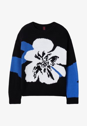 Sort strikket trøje med stort hvidt og sort blomsterdesign samt markante blå striber på ærmer og baggrund.