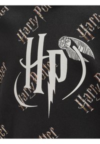 Un tessuto nero presenta un motivo ripetuto con il logo bianco "HP" e un fulmine, insieme al testo dorato "Harry Potter" in varie orientazioni.