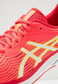 ASICS Scarpe da corsa su strada - pink