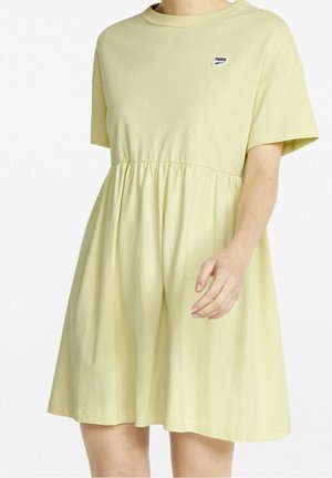 Palegele jurk van katoen, met een ronde halslijn, korte mouwen en een gatherede taille, voorzien van een klein logo-opdruk op de borst.
