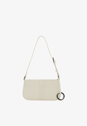 Kremfarvet crossbody-taske i imiteret læder med en slank, rektangulær form, der har syningsdetaljer og en sort metalring som pynt.