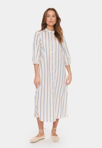 Rochie midi de culoare deschisă, cu dungi verticale albastre, cu închidere la gât cu nasturi, colorată rotundă și mâneci puff de trei sferturi.
