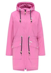 Kirkas vaaleanpunainen vedenpitävä takki, jossa on huppu, nyöri sulkemiseksi, kaksi etutaskua ja ristikkäiset musta-valkoiset naruakcentit.