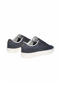 Sneakers in suede blu navy con suole in gomma bianca, dettagli testurizzati e accessori in tonalità ottone. Logo del marchio in oro sul tallone. Design a bassa altezza.