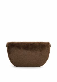 Sac en fausse fourrure marron de forme arrondie, avec une texture douce et une fermeture éclair. Présente un design minimaliste sans accents matériels visibles.