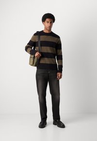 Lindbergh BLOCK - Pulover - olive
