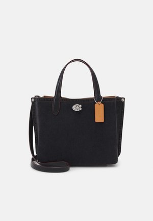 Bolso rectangular negro con doble asa, una correa de hombro desmontable, cierre plateado y una etiqueta de cuero marrón.