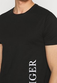 Tommy Hilfiger Triko s potiskem - black