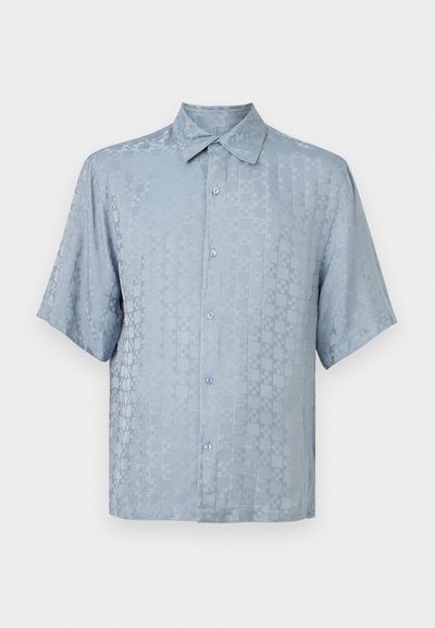 Φωτεινό γαλάζιο κοντομάνικο πουκάμισο με διακριτικό καρό μοτίβο και κλασικό γιακά σε απλό λευκό φόντο.