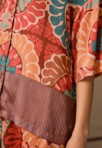 Next SHORT SLEEVE CRINKLE - REGULAR FIT - Užsagstoma palaidinė - brown multi paisley border print