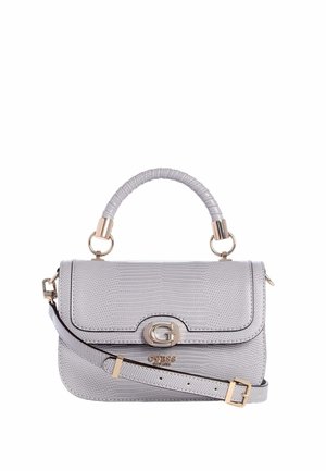 Sac à main gris clair texturé avec poignée supérieure, ferrures dorées, rabat avant et bandoulière réglable.