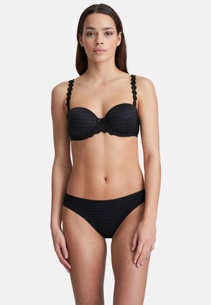 Schwarzes Unterwäsche-Set mit einem gepolsterten Balconette-BH aus strukturiertem Stoff, Spitzenbändern und einem passenden Bikiniunterteil mit dezenten Mustern.
