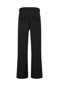 Schwarze gerade geschnittene Hose mit aufgesetzten Taschen am Rücken und Gürtelschlaufen, von hinten auf weißem Hintergrund gezeigt.