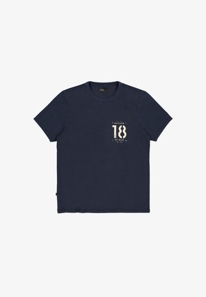 Marineblauw katoenen t-shirt met korte mouwen, ronde halslijn en een grafische print aan de voorkant met de tekst "BUTCHER 18 OF BLUE" in crème kleur.