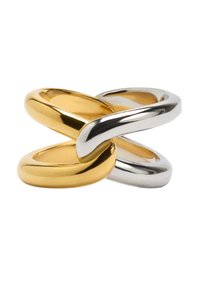Zezutujące się obrączki, jedna złota, druga srebrna, obie o gładkim, polerowanym wykończeniu. Projekt charakteryzuje się zakrzywionym kształtem i nachodzącą na siebie strukturą.
