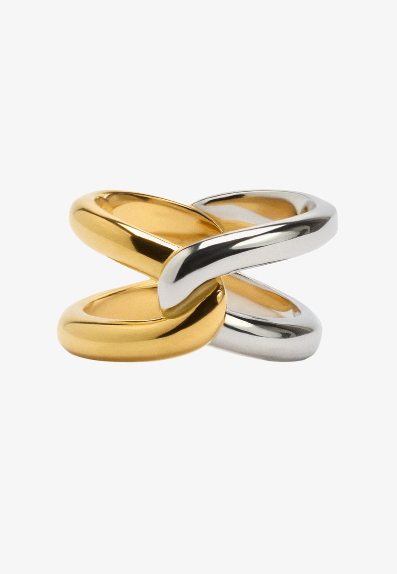 Zezutujące się obrączki, jedna złota, druga srebrna, obie o gładkim, polerowanym wykończeniu. Projekt charakteryzuje się zakrzywionym kształtem i nachodzącą na siebie strukturą.