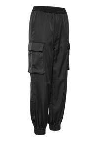 Pantalon cargo noir avec taille élastique et chevilles resserrées, doté de grandes poches à rabat sur les côtés.