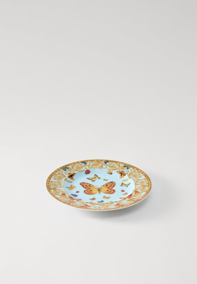 Στρογγυλό πορσελάνινο πιάτο, γαλάζιο φόντο, διακοσμημένο με κεντρικό σχέδιο πεταλούδας και πολύχρωμα λουλουδάτα στοιχεία. Διακοσμητικό χρυσό περίγραμμα.