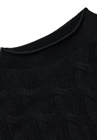 Schwarzer Strickpullover mit einem strukturierten Zopfmuster und einem gerippten Kragen. Glattes Gewebe mit subtiler Sheen und enger Strickstruktur.