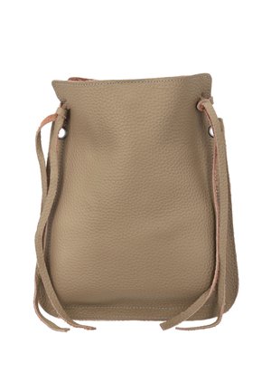 Mały beżowy, teksturowany skórzany woreczek na ściągacz z długimi płaskimi paskami i widocznym przeszyciem na białym tle.