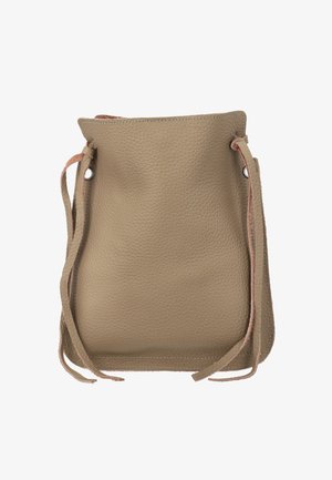 Kleiner beiger Lederbeutel mit Kordelzug, langen flachen Trägern und sichtbaren Nähten auf weißem Hintergrund.