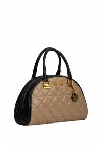 Geprägte beige und schwarze Handtasche mit goldenen Werkzeugen, doppelten Obergriffen und einem Anhänger. Verfügt über eine runde Form und einen Reißverschluss.