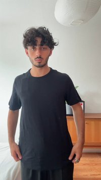Svart kortärmad t-shirt i mjukt tyg, med en enkel design, rund halsringning och avslappnad passform.