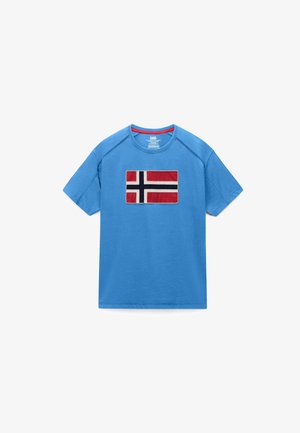 Blaues T-Shirt mit kurzen Ärmeln und rundem Halsausschnitt sowie einem großen norwegischen Flaggen-Patch in der Mitte der Brust.