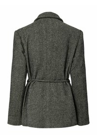 Grijze blazer met visgraatpatroon, een getailleerde taille, een reverskraag en een ceintuur aan de achterkant. Gestructureerde stof met lange mouwen.