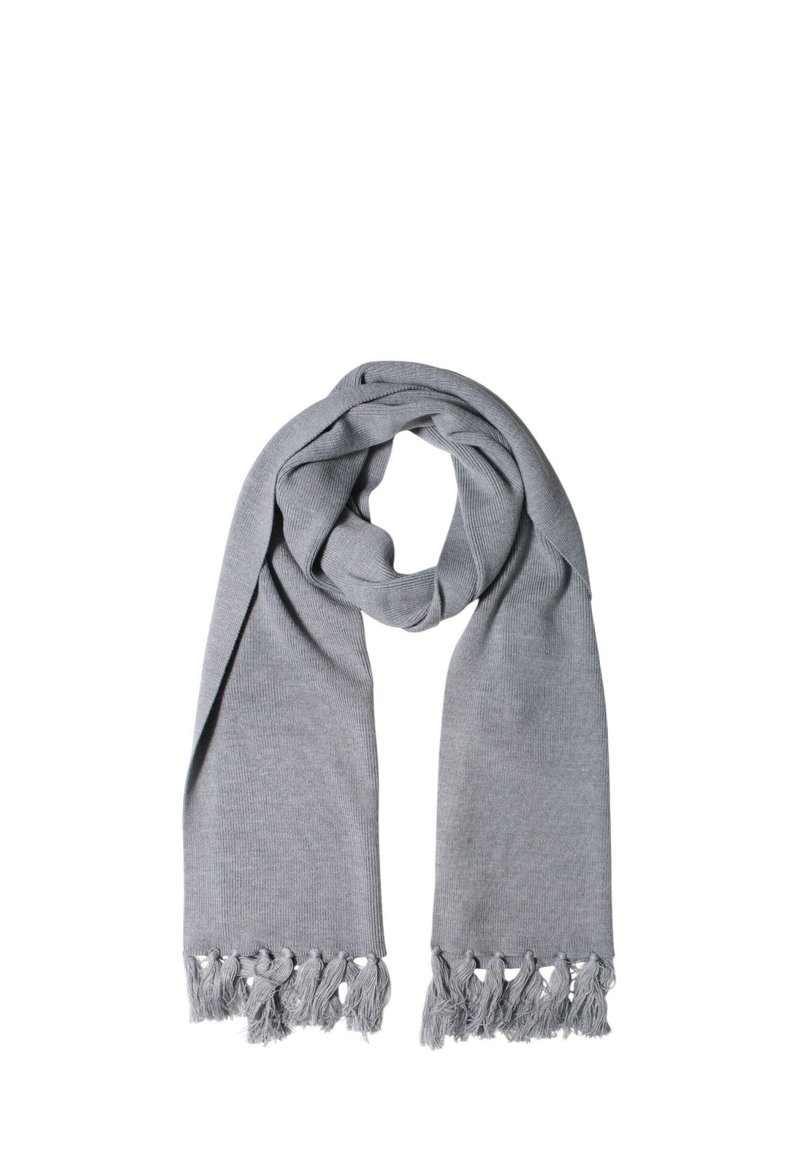 Sciarpa grigia lavorata a maglia con estremità frangiate, caratterizzata da una consistenza morbida e un design semplice e rettangolare adatto per uno stile versatile.